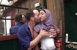 XXX 彼は睡眠薬を飲んで、剃った猫で痩せたガールフレンドを犯した。 男 と 女 の エッチ 動画