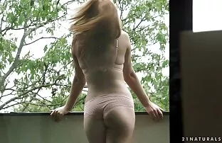 XXX Britney Amberのエロチックなめとベッドの前で恋人のディックを吸う 女 エロ 動画 無料
