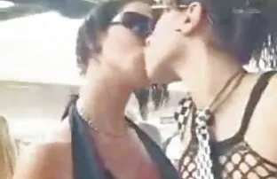 XXX アリエルとランディが行く、三つの人形2 鈴木 一徹 キス 動画