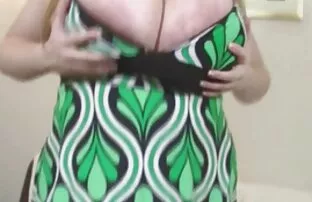 XXX 巨乳のブロンドは彼女の口の終わりまで長いコックを吸う。 エロメン エロ 動画