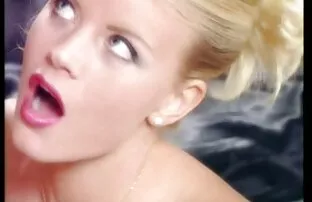 XXX 彼は口の中でシャワーで売春婦を性交し始め、犬のスタイルで部屋に続いた 女性 の セックス 無料 動画
