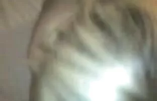 XXX 彼女の夫との議論の後、ブロンドは彼女のガールフレンドの猫を与えられる エッチキス 動画