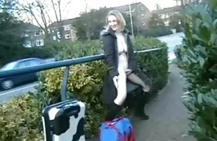 XXX 彼女の猫にピンクのディルドを挿入しながら、女の子が近くに撃った エロ 動画 女性 向