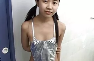 XXX 暗いタイツでブルネットは、台所でフェラチオとサドルを与えます 女性 の ため エッチ 動画