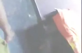 XXX cougarのソファとともにa見知らぬ人 女性 が 見る エロ ビデオ