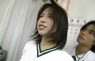 XXX 驚くべきキラー女の子は、古い男とソファの上に取得します。 エッチ 女 無料