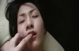 XXX 心配した兵士たちは、軍の売春婦に二つのコックを押した。 女性 動画 エッチ